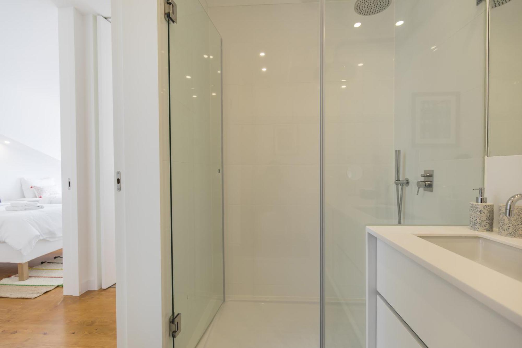 Lovely Duplex W Balcony Lisbona